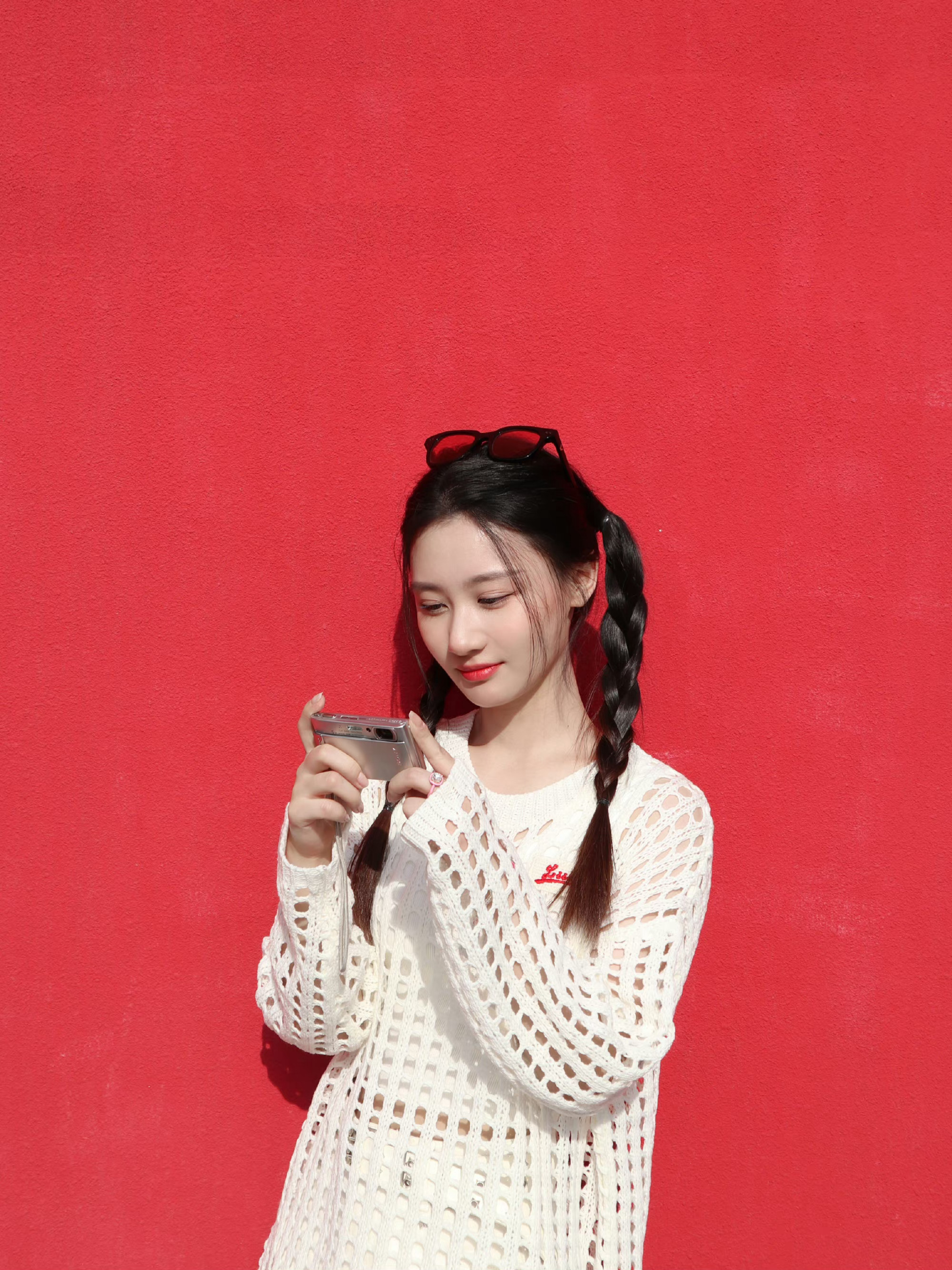 何宣林假期随拍白色镂空针织休闲穿搭可可爱爱双马尾运动少女