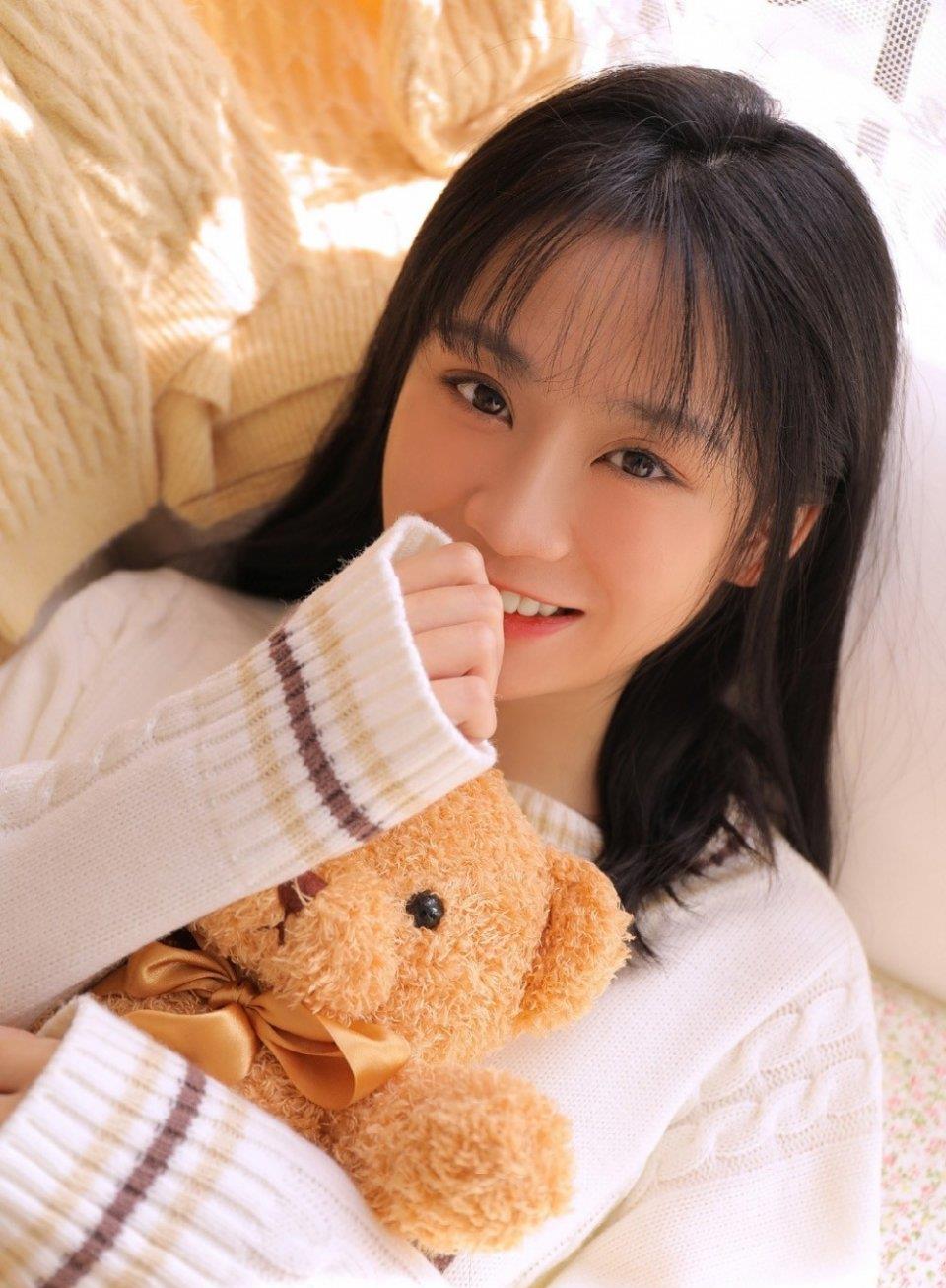 高颜值美女气质清甜可爱