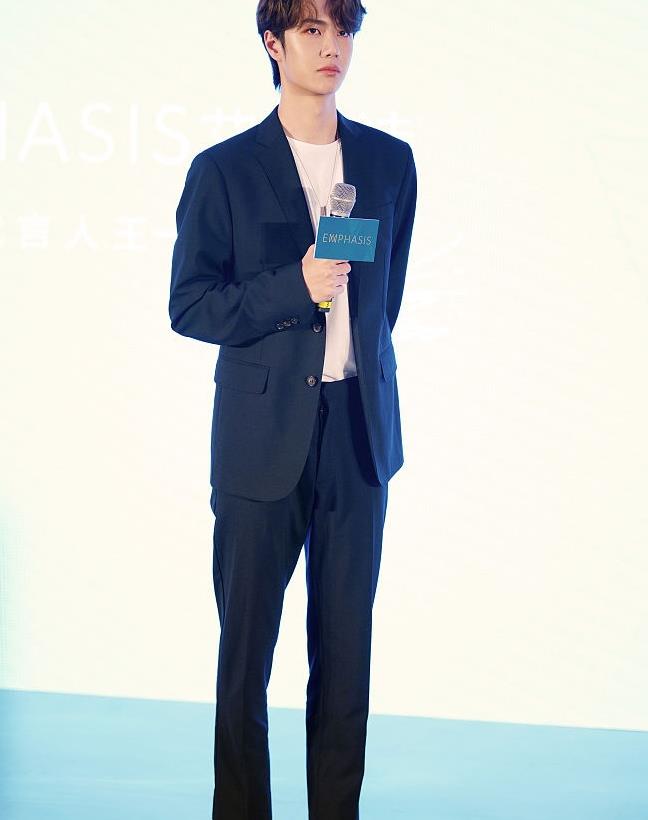 王一博:西装内搭白t恤系带皮鞋帅气小王子