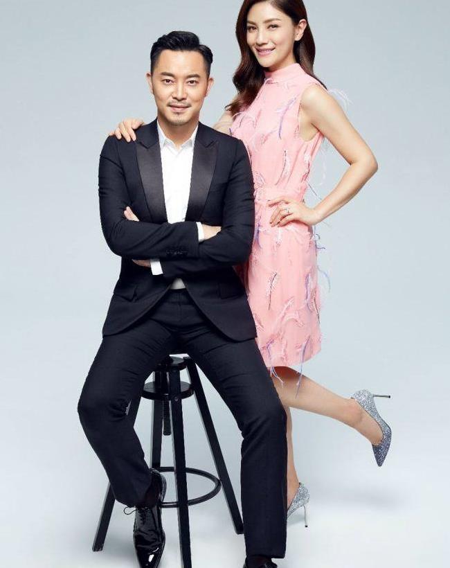 胡可曾被沙溢逼婚如今44岁两宝妈幸福娇美穿粉裙满满少女心