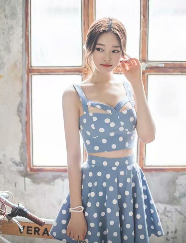 皮肤白皙的小姐姐,牛仔裤到长袖,散发出迷人的清纯气息!