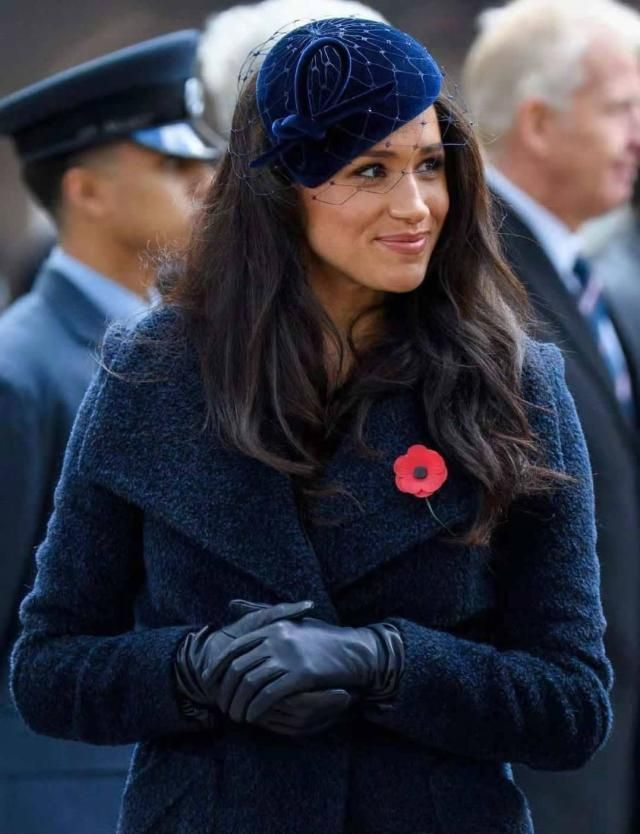 38岁梅根王妃高调亮相,深蓝大衣配红花,造型大方但总觉得少点啥