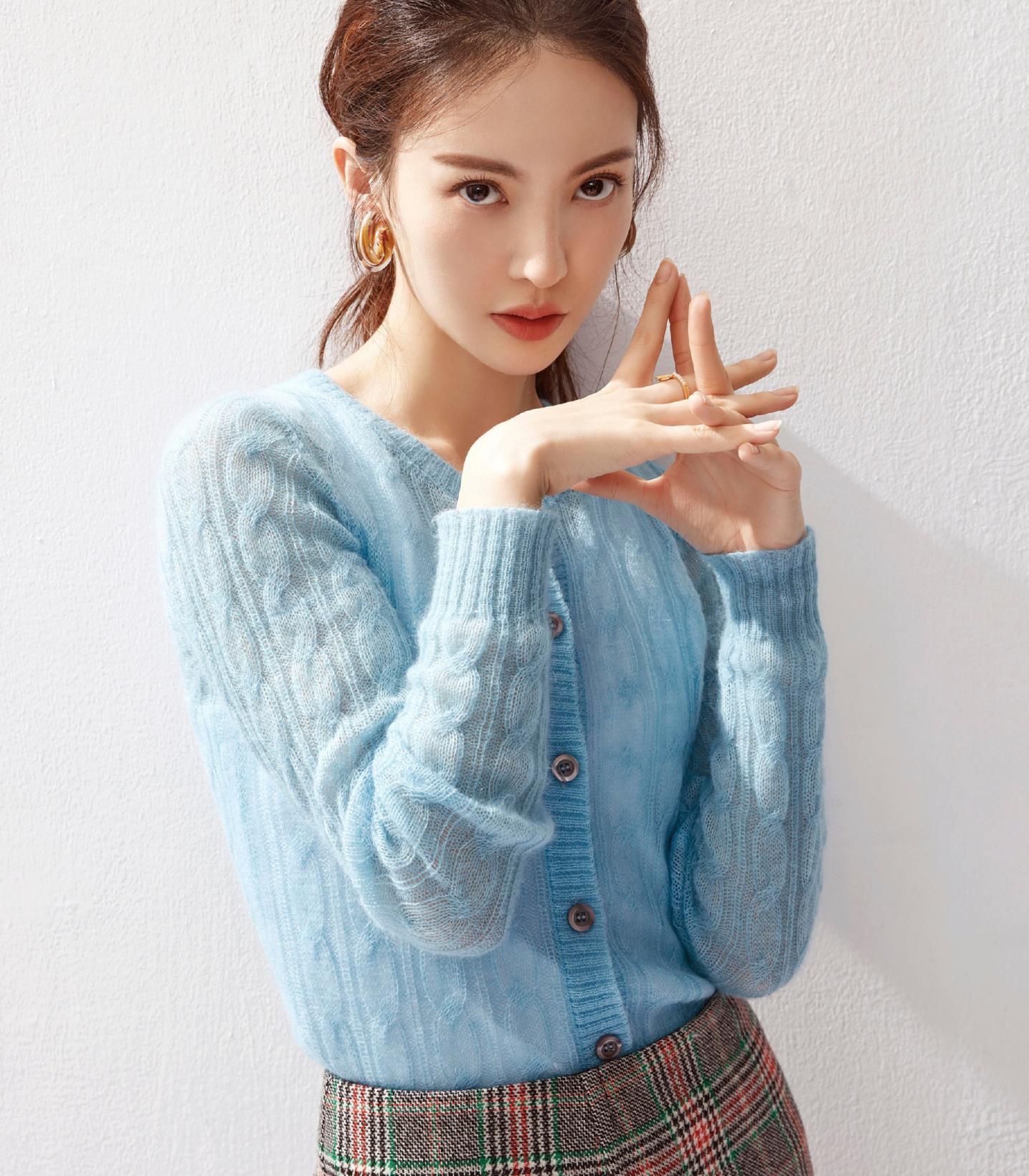 金晨首秀运动套装,宽松卫衣搭配休闲渔夫帽,满满的慵懒气息