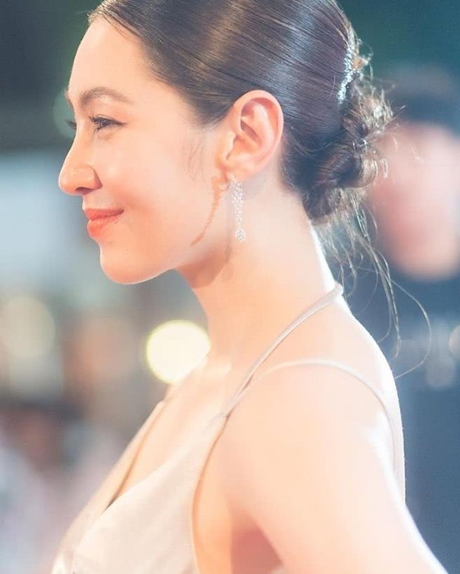 泰星贝拉最新红毯造型:吊带丝滑牛奶色紧身裙凸显优雅的女人味