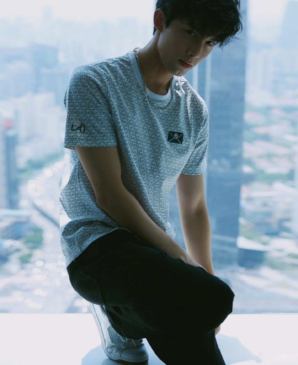 吴磊身着浅色t搭配黑长裤出镜,俊逸潇洒的姿态演绎成熟绅士魅力