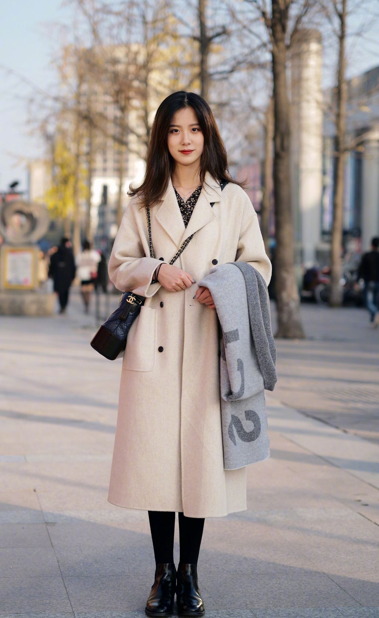 街拍白色系大衣真的太优雅了美妞们穿的太有气质了