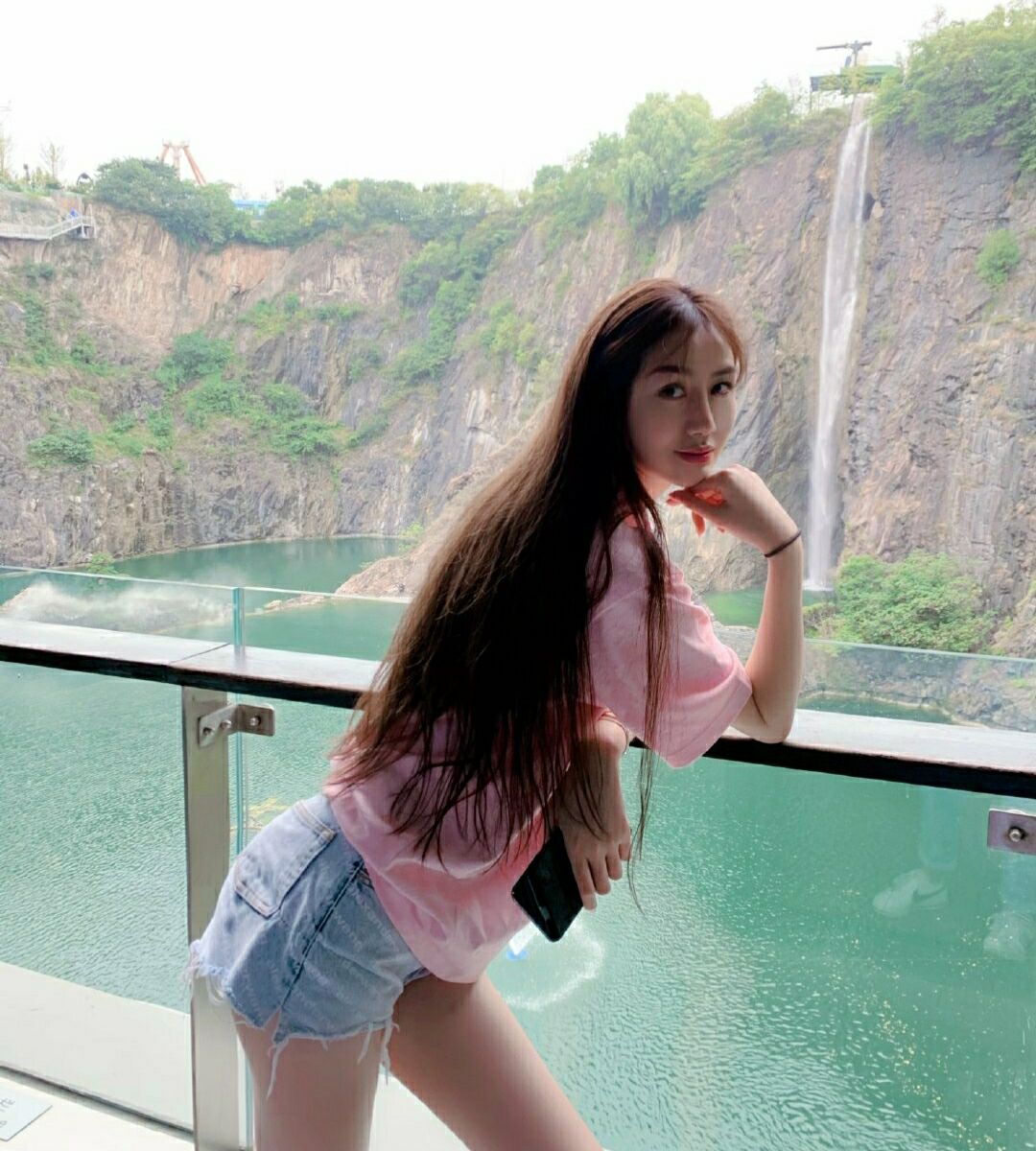 孙悦的成功,离不开妻子的关爱:陈露身穿t恤,给球迷发"福利"