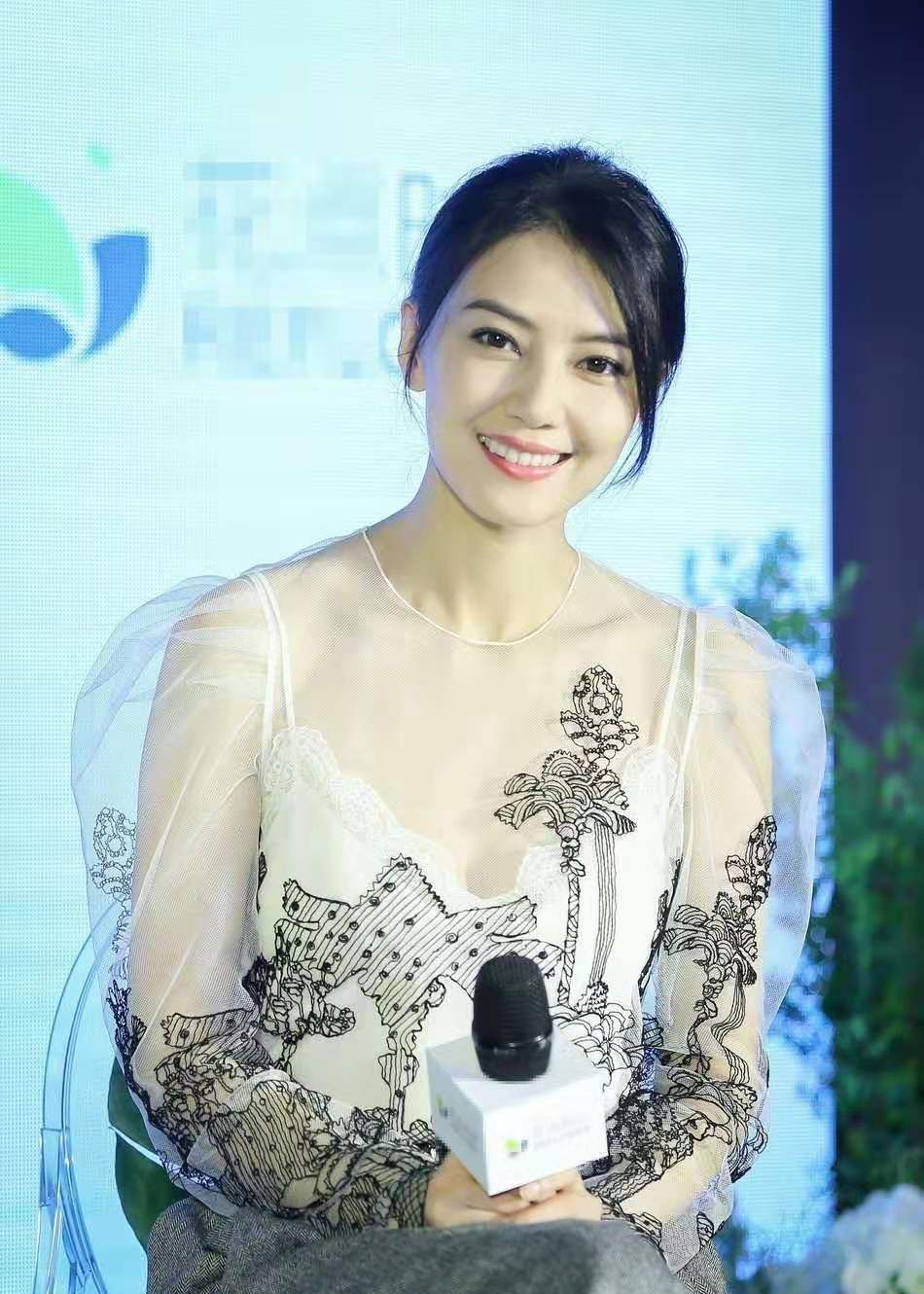高圆圆出席活动 身穿一袭透视薄纱上衣搭配白色背心清凉亮相