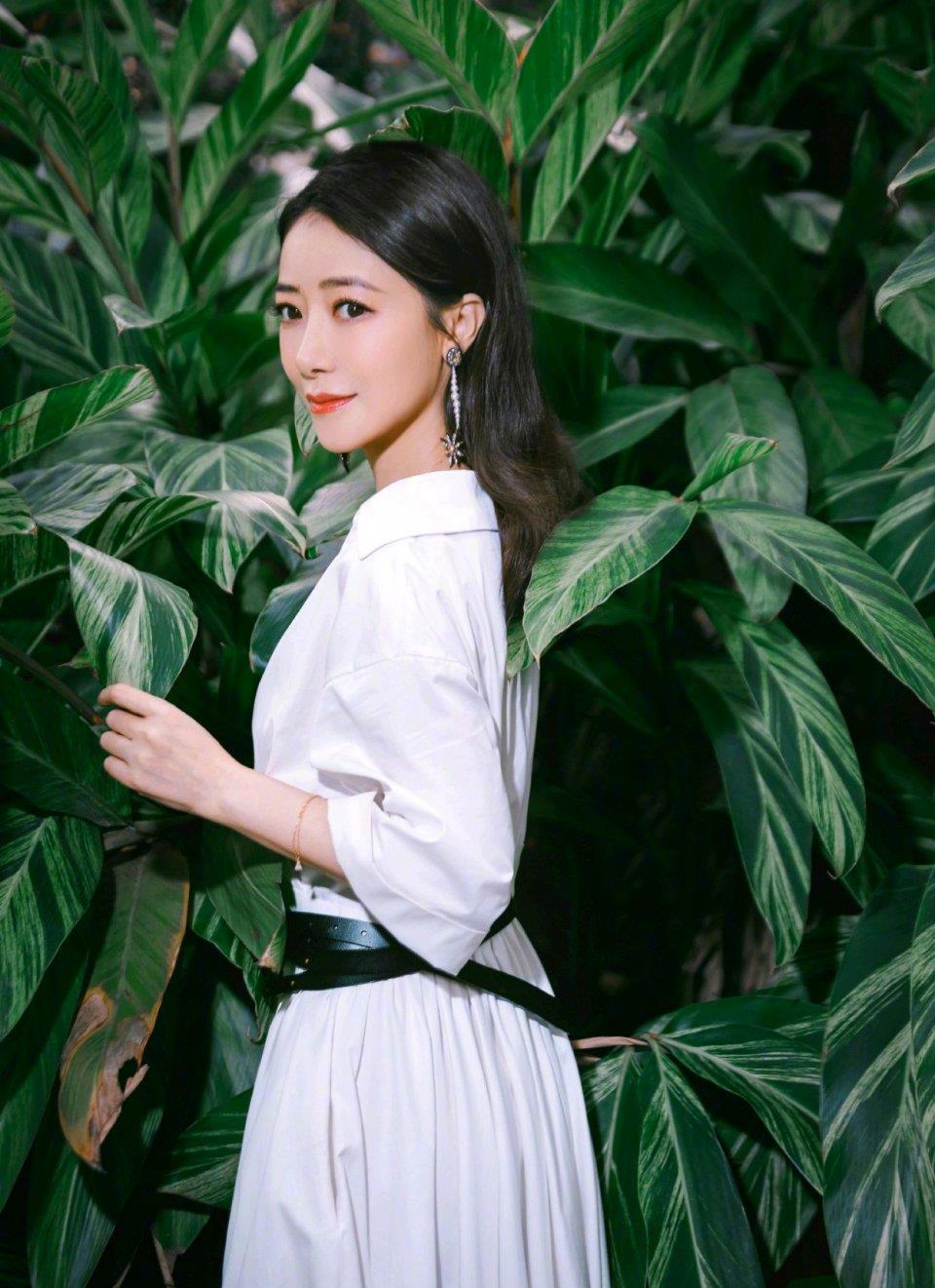 45岁的陈紫函留黑发太美!身穿一袭白色连衣裙的她,清澈而唯美