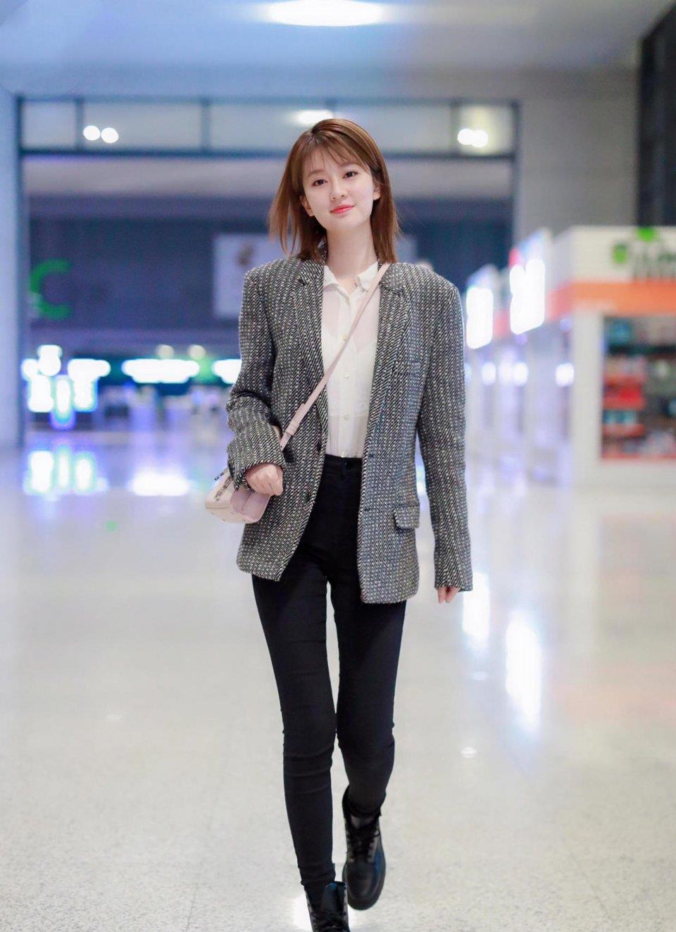 乔欣终于秀身材身穿白色v领连衣裙清新优雅大长腿实力抢镜