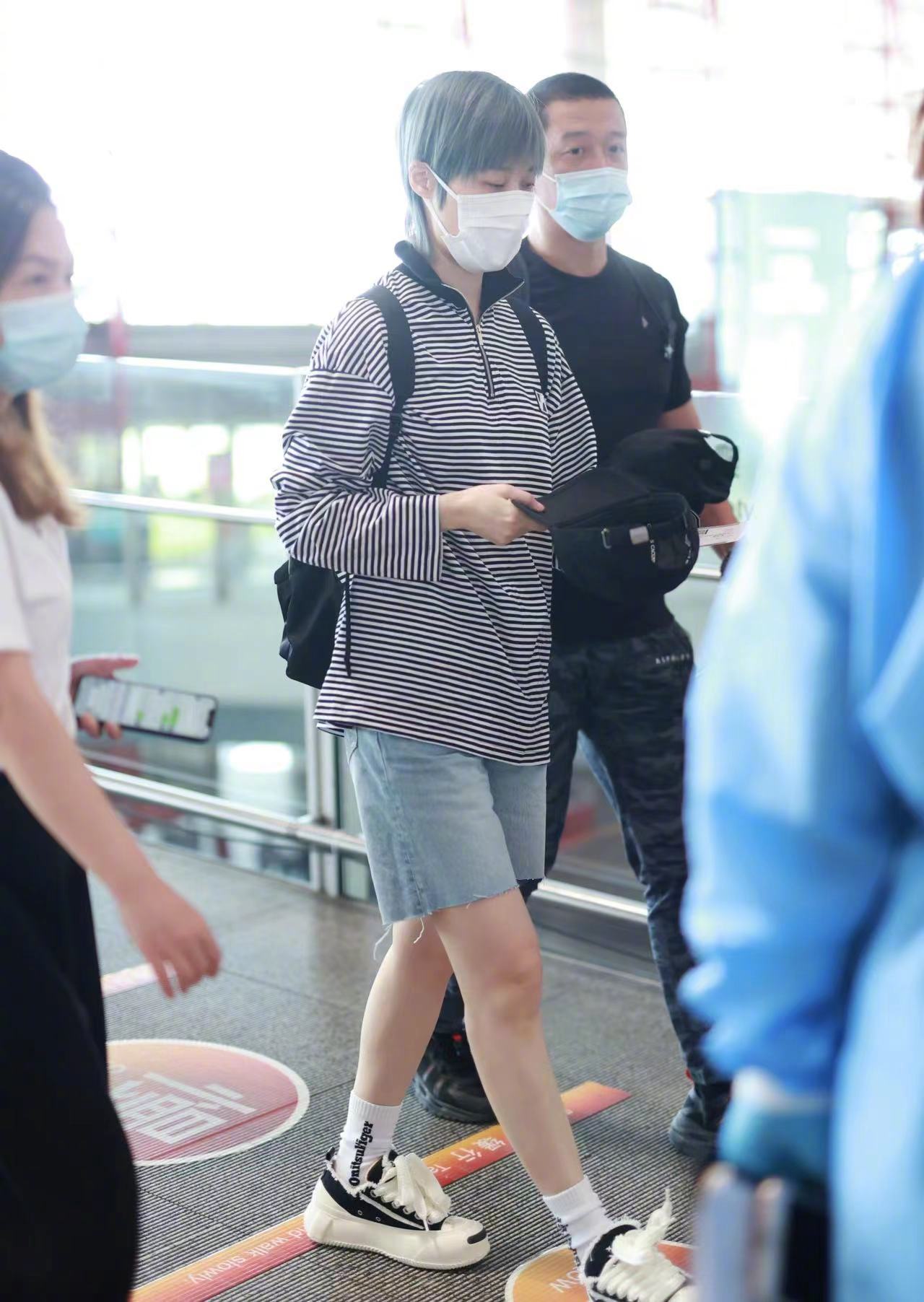 李宇春在线演绎夏日休闲时尚风出发参加金鸡百花电影节