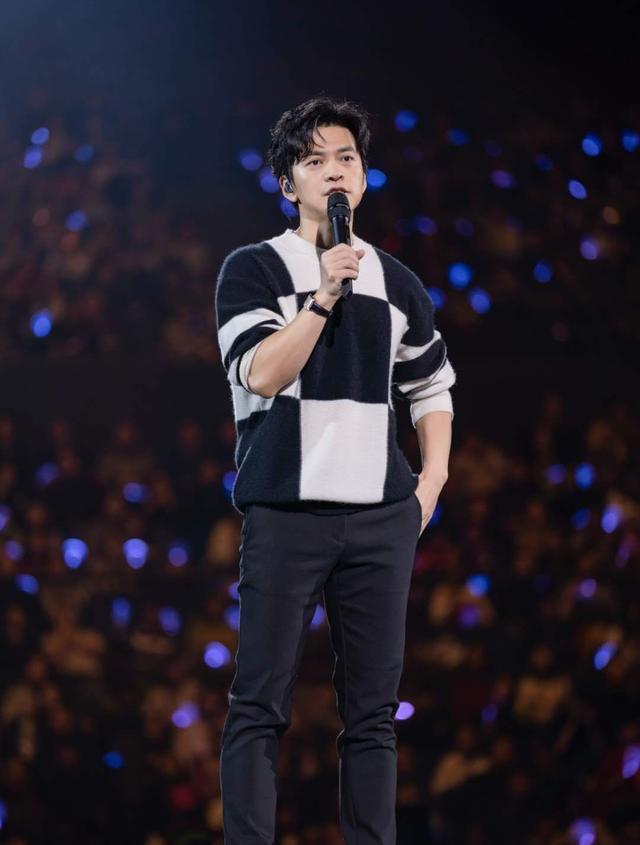 46岁李健晒健身视频温文尔雅是表象原来身材也这么好