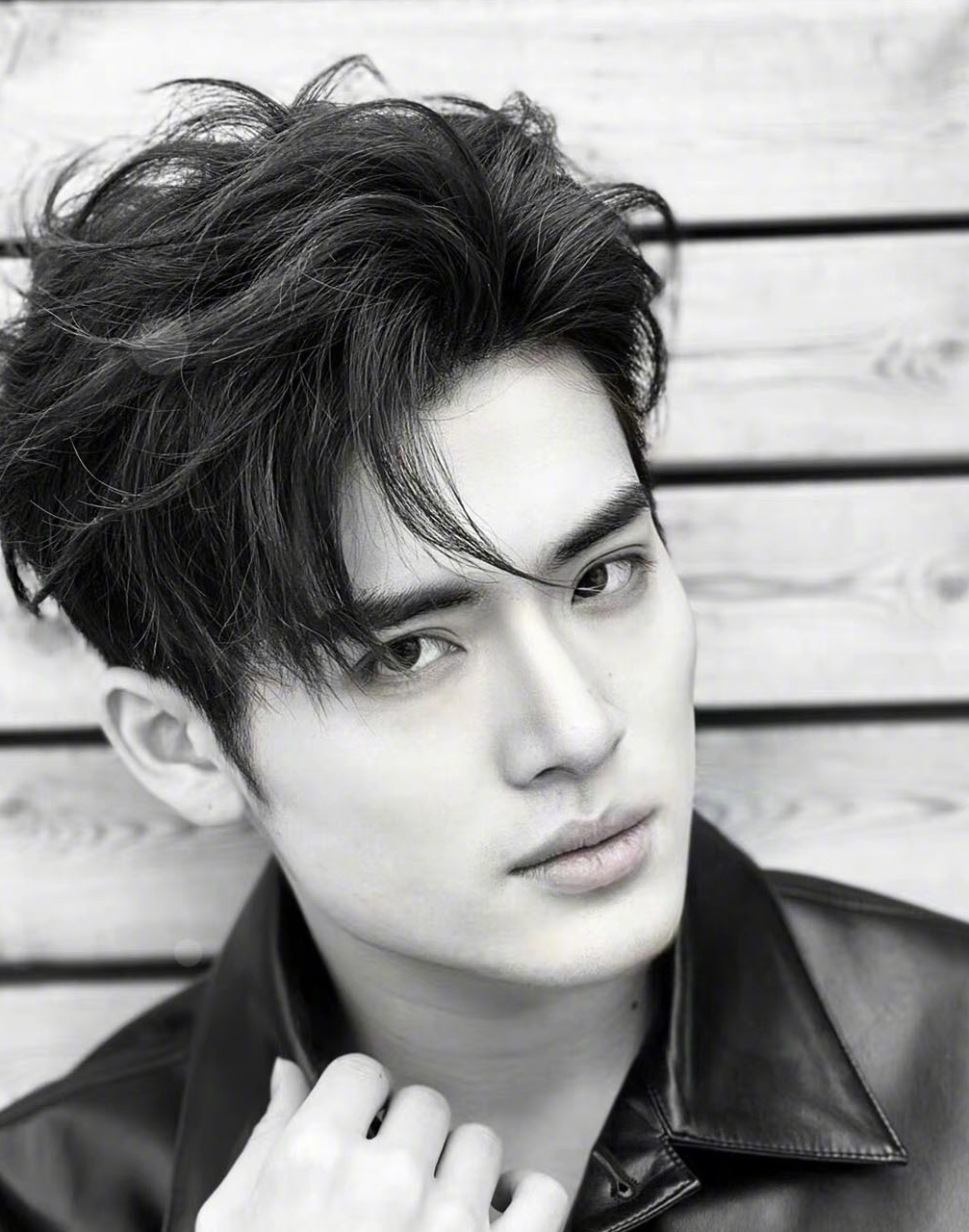 男明星皮衣造型又酷又帅气场全开时尚感拉满