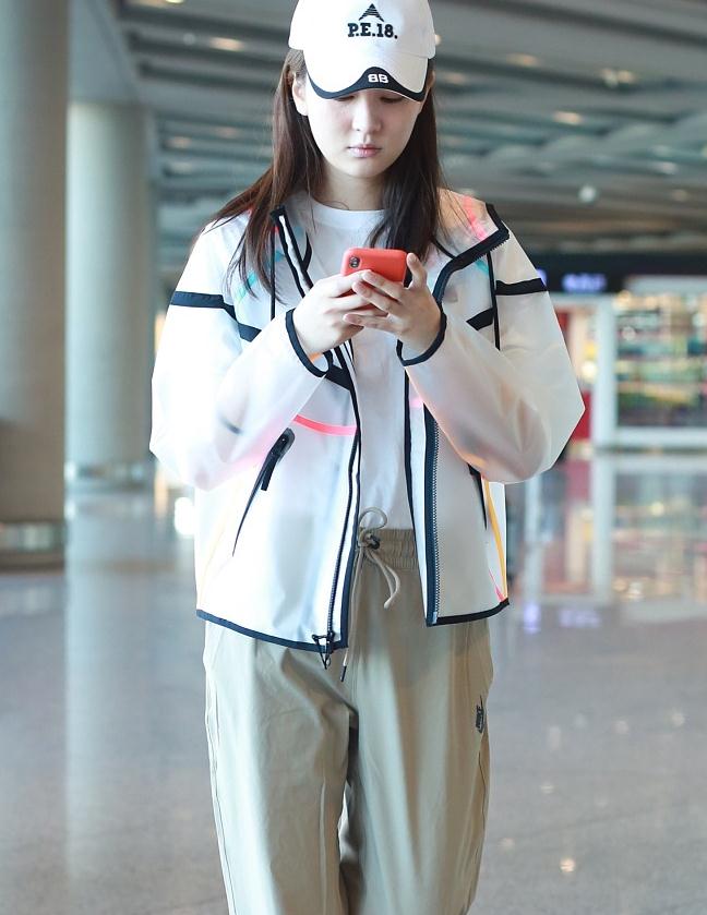 乔欣街拍:pvc冲锋衣nike运动裤 时髦休闲