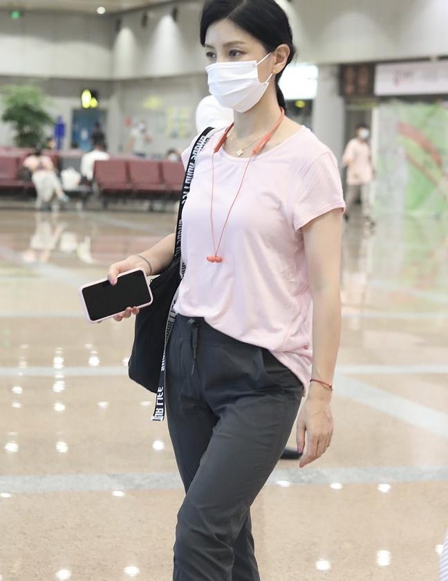 胡可街拍:浅粉色t恤ggdb球鞋舒适低调