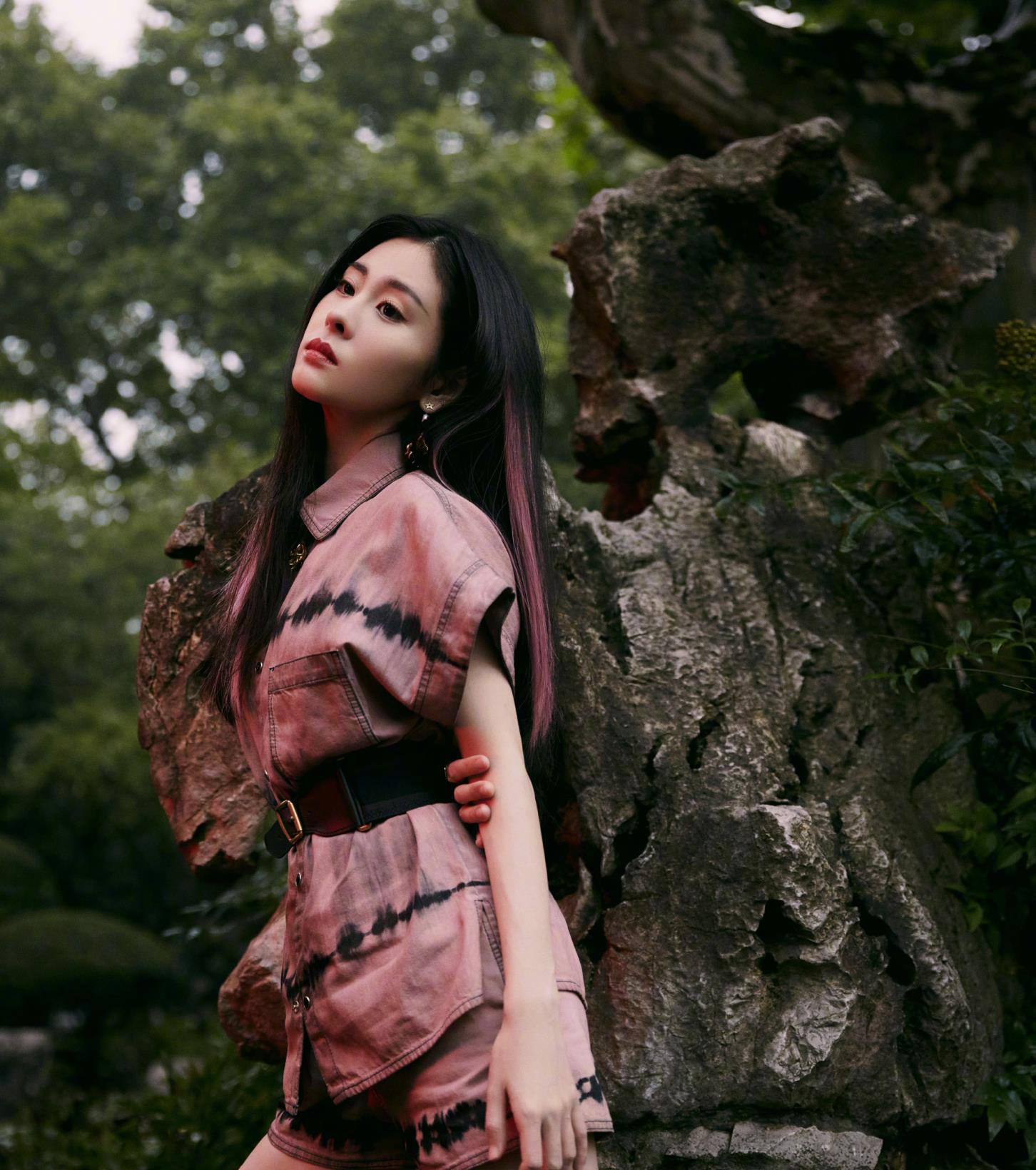 张碧晨身穿扎染套装搭配黑色长筒靴满满的甜酷气息