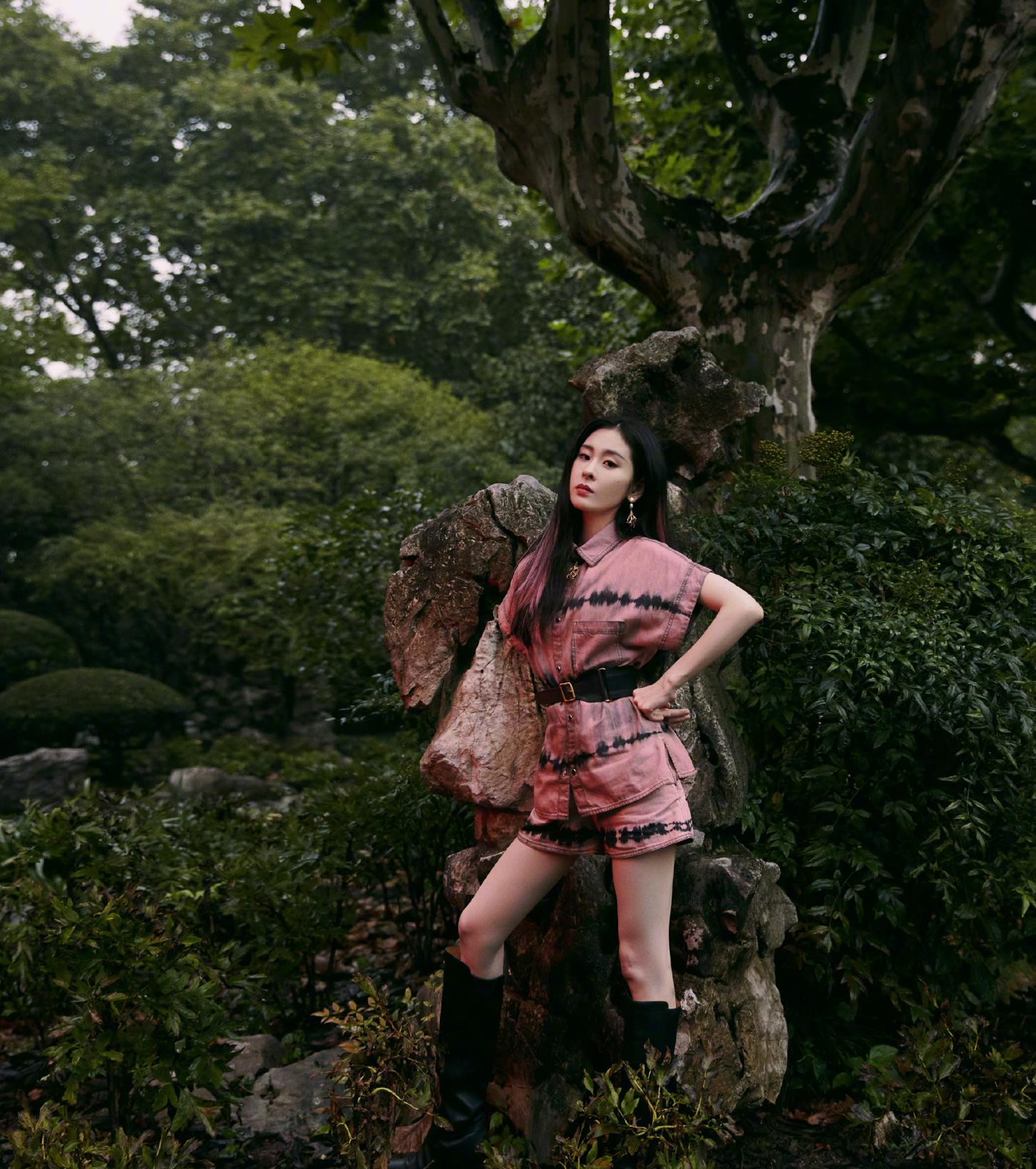 张碧晨身穿扎染套装搭配黑色长筒靴满满的甜酷气息