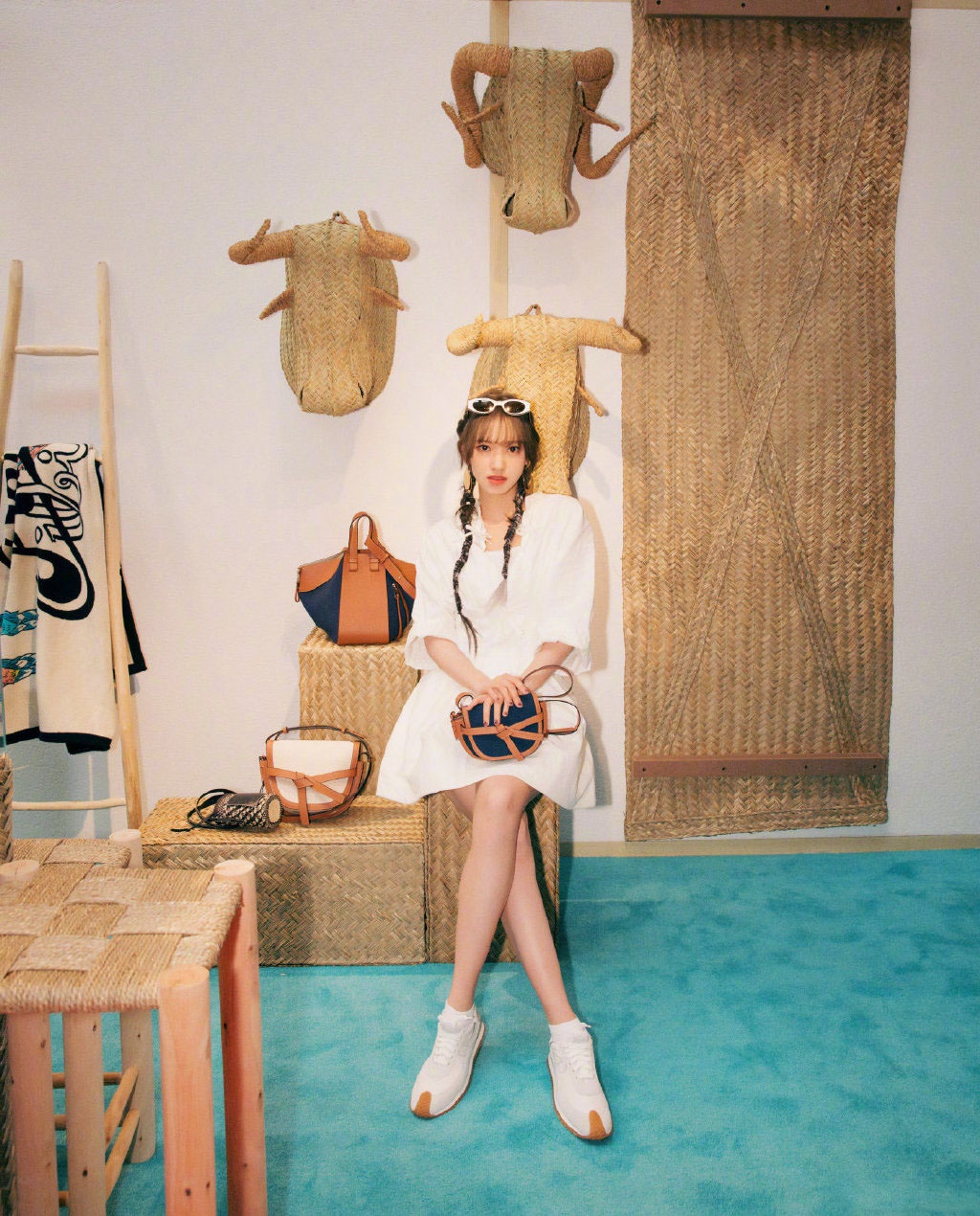 程潇一身米白色编织风连衣裙,搭配水钻凉鞋,清新甜美_高清图集_新浪网