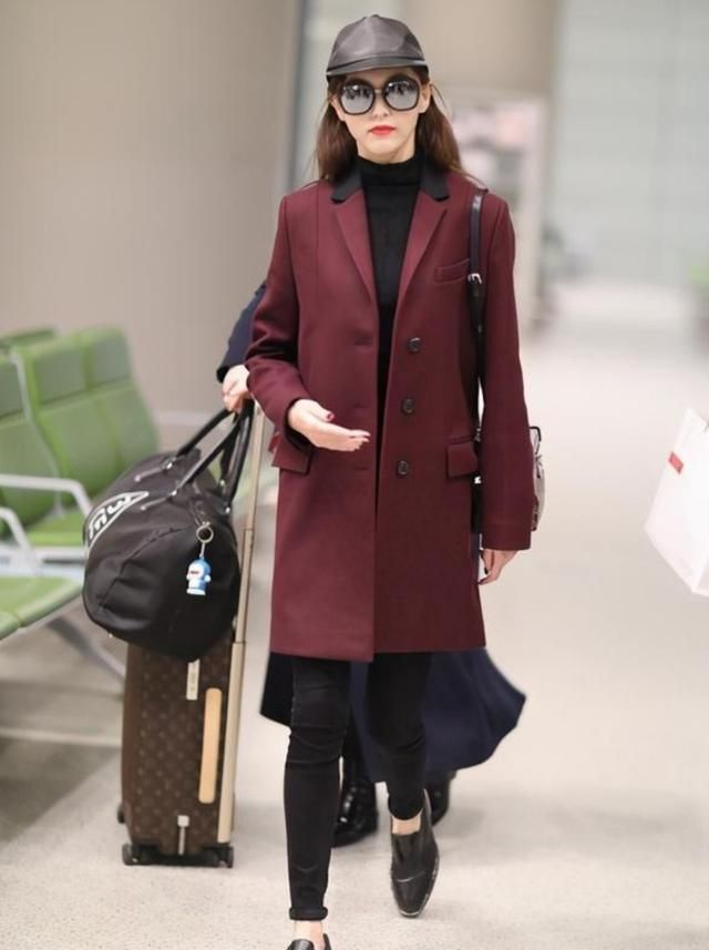 唐嫣与罗晋都做到了,出镜中的时尚风格都选择了相似的风衣