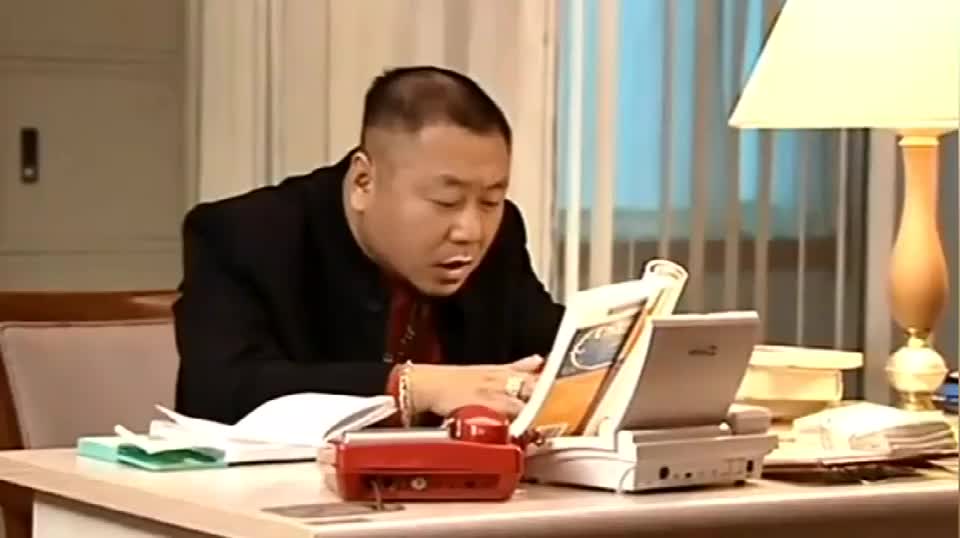 彪哥深夜挑灯看书,小弟看到后一脸诧异,原来都是给他刺激的