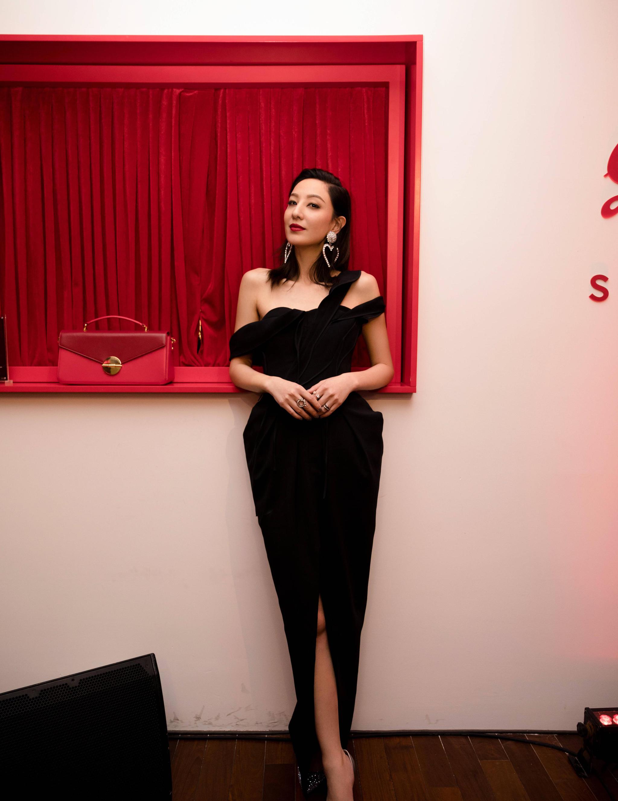 39岁郑希怡成熟御姐范新番时尚封面湿头造型很性感