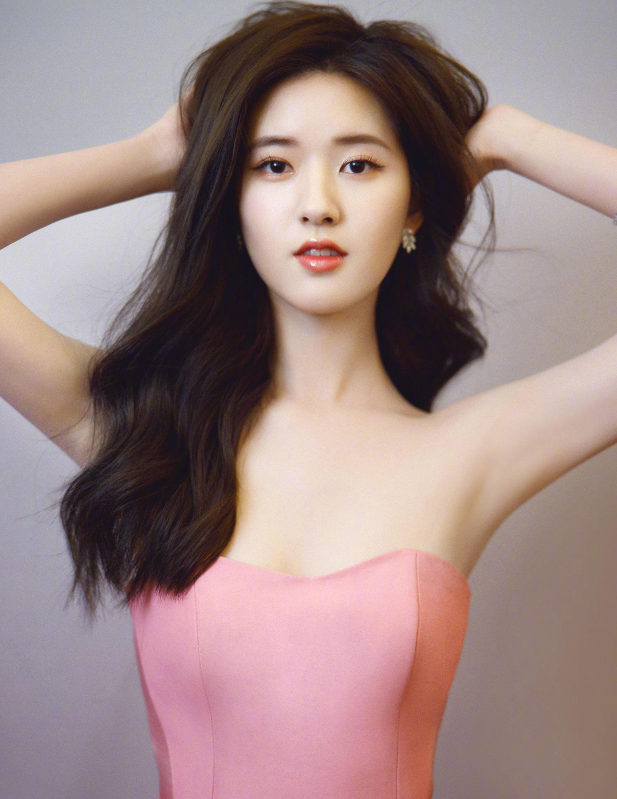 初恋女孩赵露思穿粉色抹胸短裙配银色高跟鞋性感不失甜美