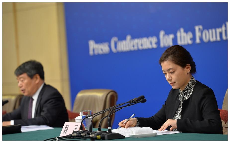 翻译女神张京丈夫罕见亮相长相惊艳身份不一般难怪不愿公开