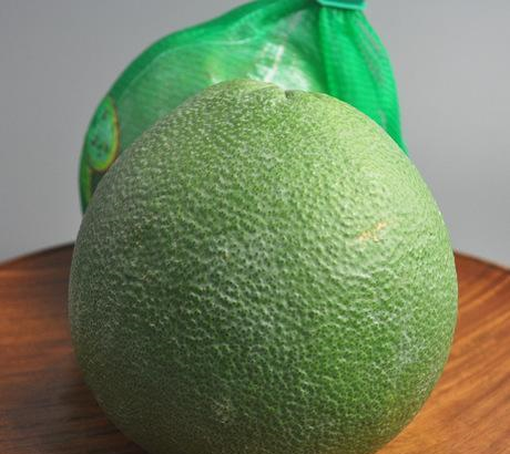 10元钱买一超大青皮柚子 本以为赚到了 切开后 懵 了 太无语