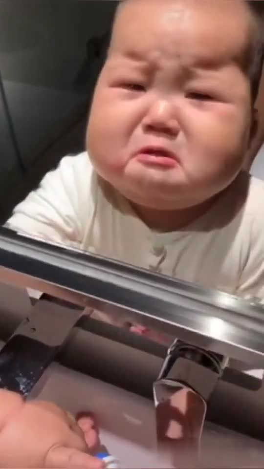 明明是哭戏却被宝宝演绎成搞笑戏这是咋了对自己的长相不满意