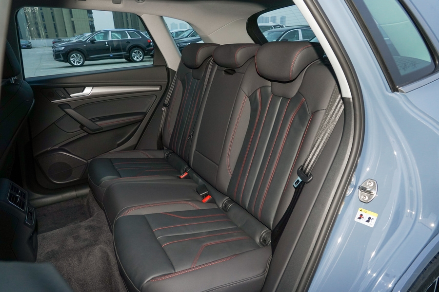 2022款奥迪q5l上市,新增rs版本,拥有专属车漆,更加低调优雅