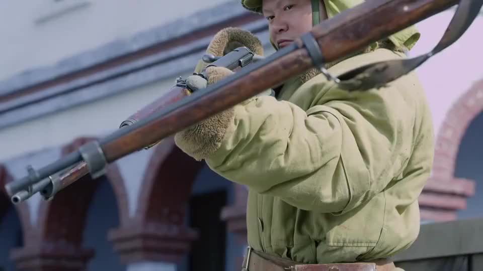 战地枪王:战友被鬼子擒住,谁想英豪扛着狙击枪独自来救人,霸气