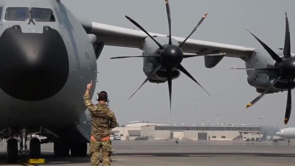 a400m运输机个头真大, 四台涡轮螺旋桨发动机, 能产生多大动力