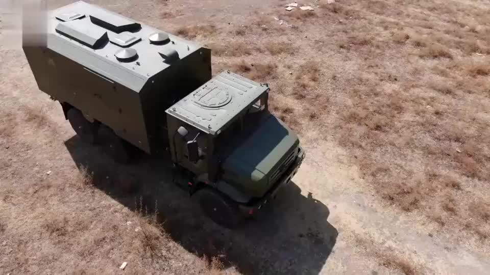 硬核锅碗瓢盆交响曲!实拍西藏军区新型高原炊事车边机动边炒菜