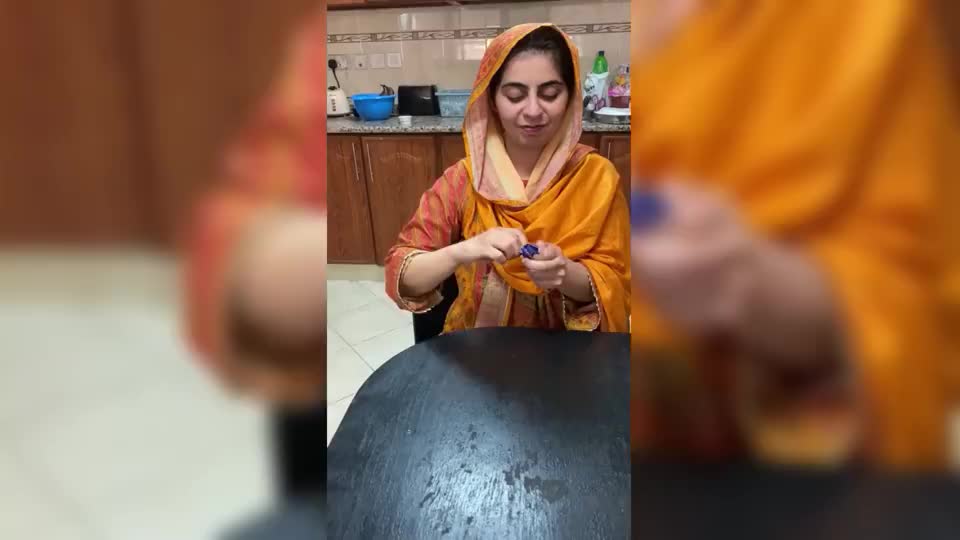 美女偷吃巧克力为了不让老公发现把巧克力藏了起来