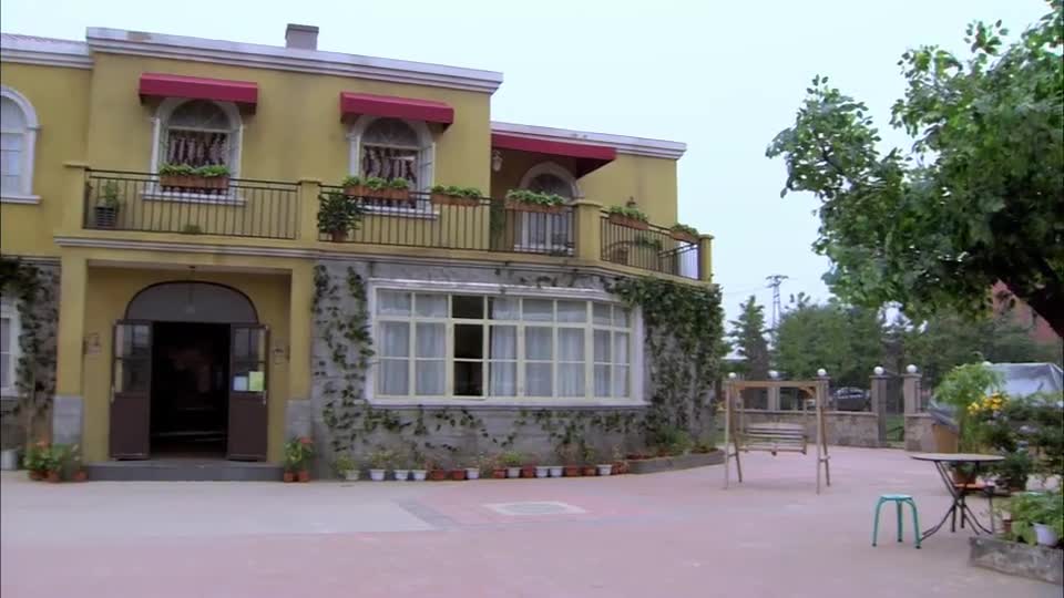 麻辣芳邻:拎着行李入住小院,还是楼上妹妹的房间