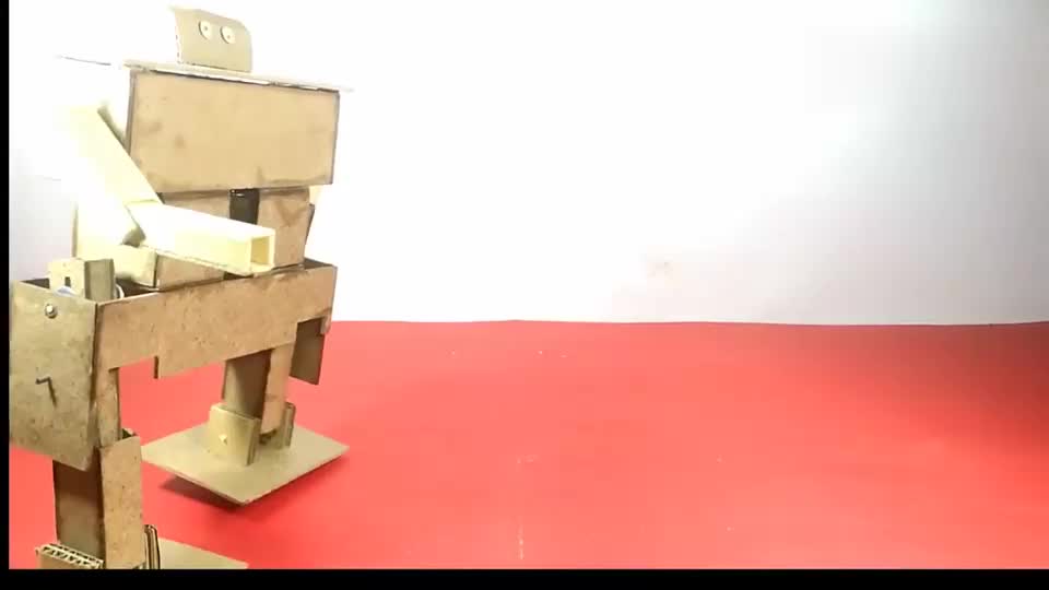厉害了！牛人用纸板制作会自己走路的机器人