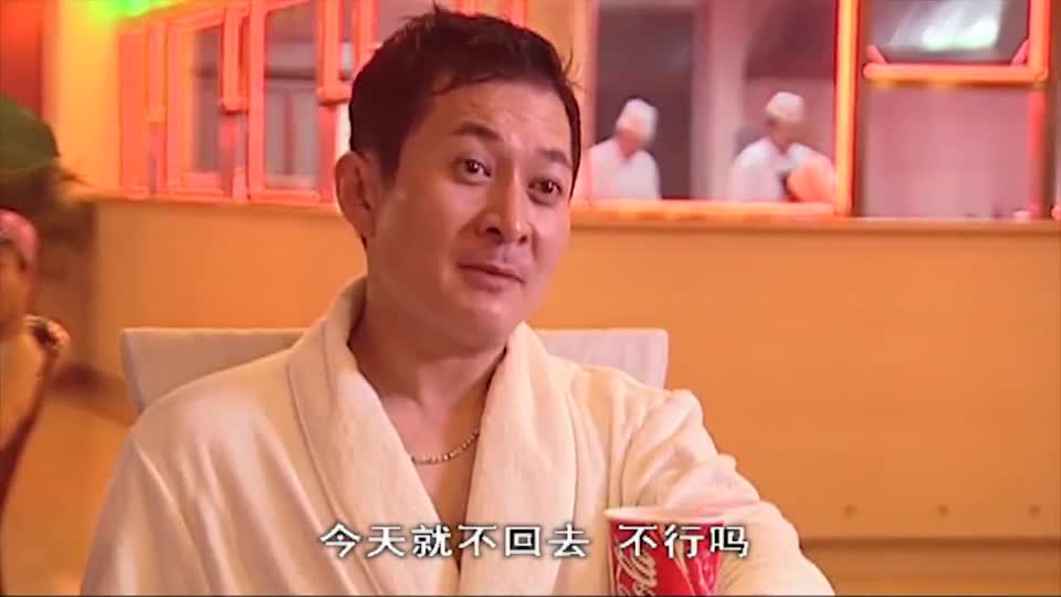 小翠喜欢钢子,送他一张自己的照片,钢子笑了