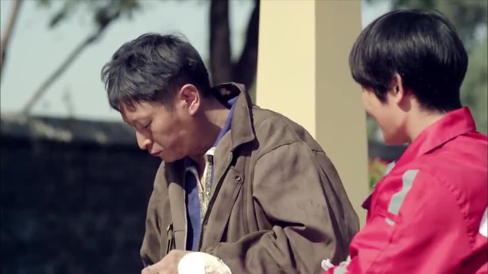 进城:嘎子好心给乞丐介绍工作,谁料听到身份证,下刻立马跑了