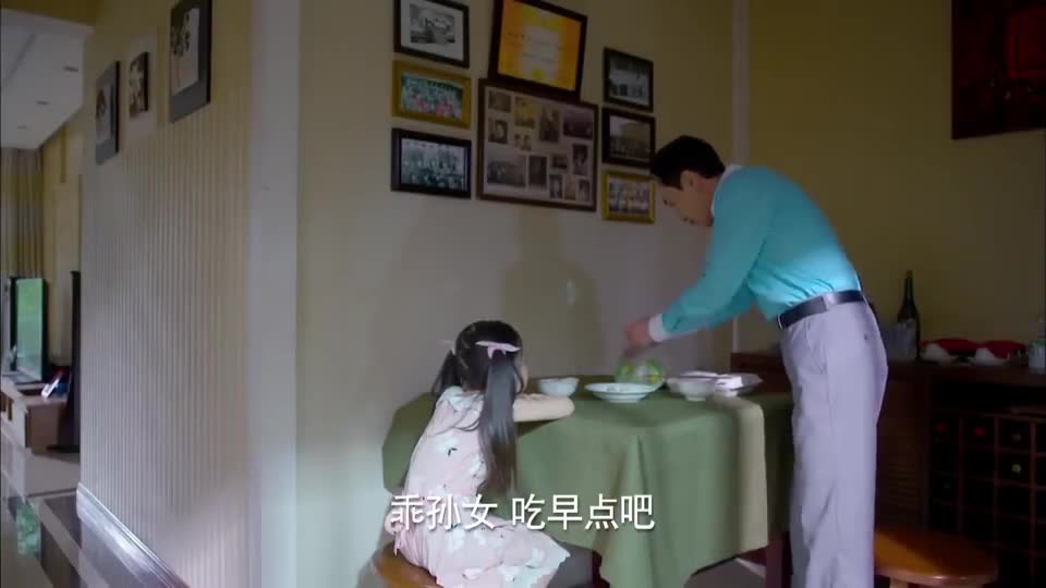 淘气爷孙:巩爷爷准备早餐,谁知遭念瑶吐槽,容易发胖啊!