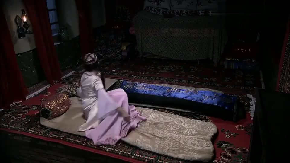 阿娜尔罕:男子生气了,把妻子按着打屁股:你以为你是女王吗