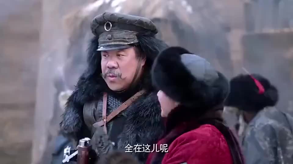 林海雪原土匪头子拍照一脸嘚瑟样好想给他一巴掌