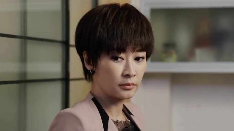 我的博士老公许志强让李乐骑自行车自己则徒步奔跑