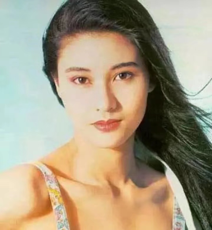 李嘉欣也有点三白眼,单看相貌,都说男不过金城武,女不过李嘉欣;可是与
