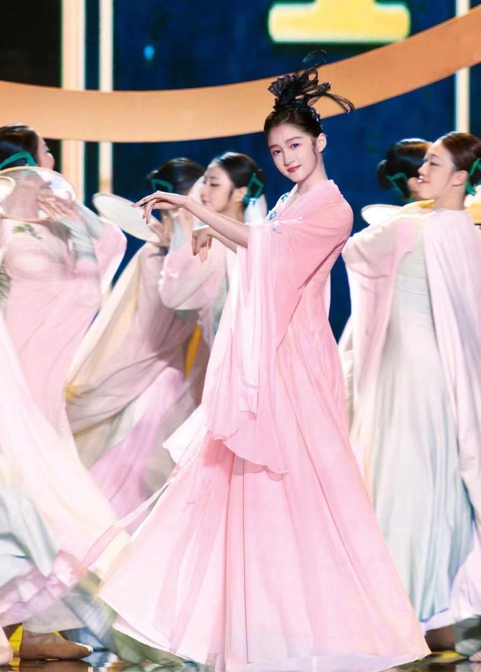 关晓彤身材不输傅菁同台长腿吸睛关晓彤厚积薄发舞台惊艳