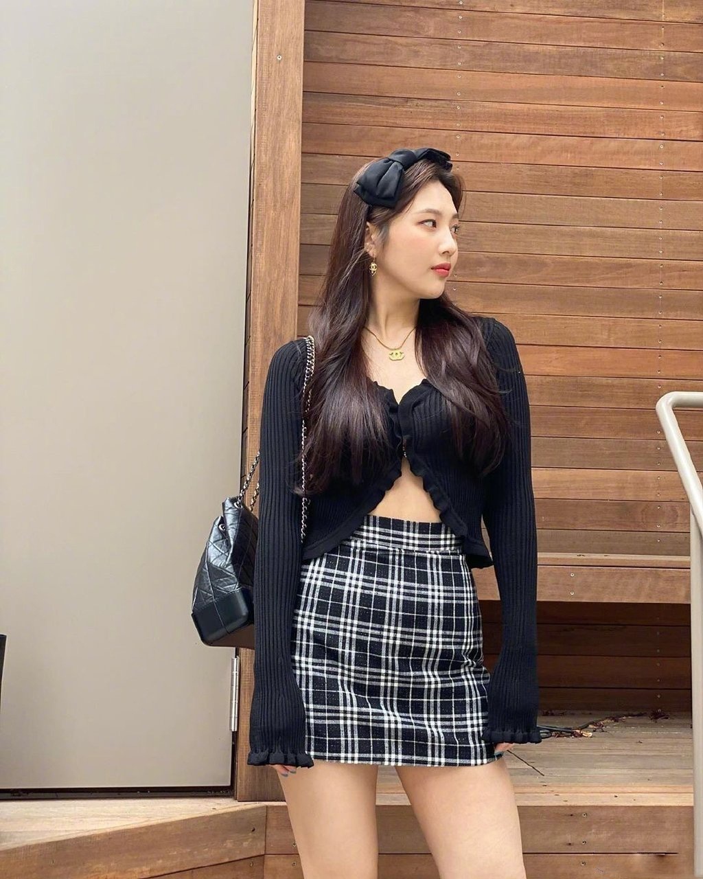 朴秀荣身穿黑色收身短上衣搭配格纹黑白短裙,超a的甜美女孩儿