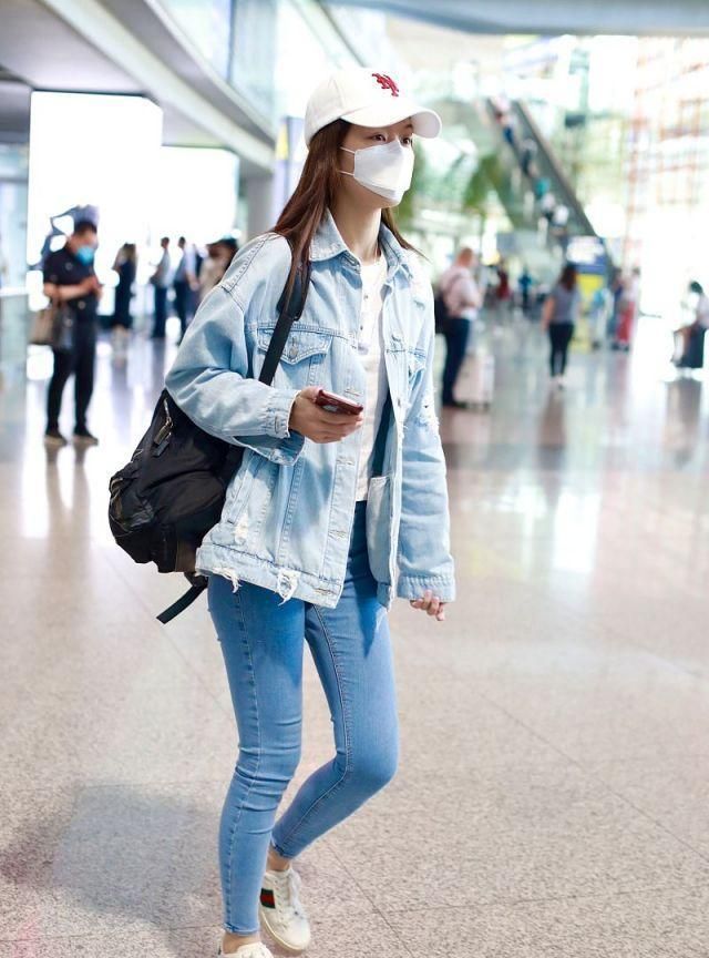 女演员文咏珊现身机场,穿破洞牛仔夹克紧身牛仔裤,清新爽朗