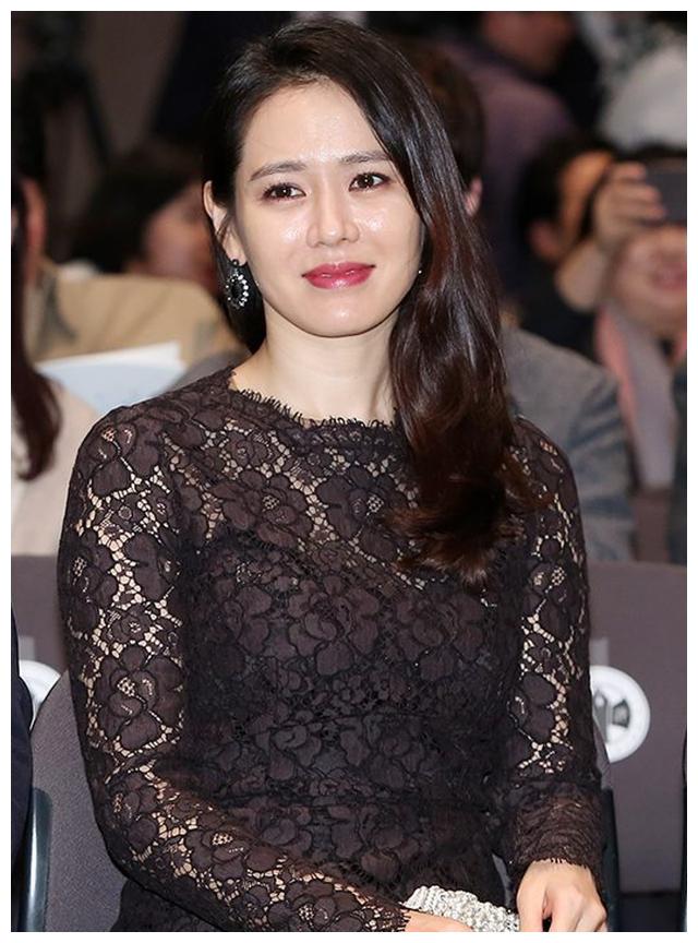 孙艺珍的红毯高光时刻五官精致气质清新被称为天然美女的代表