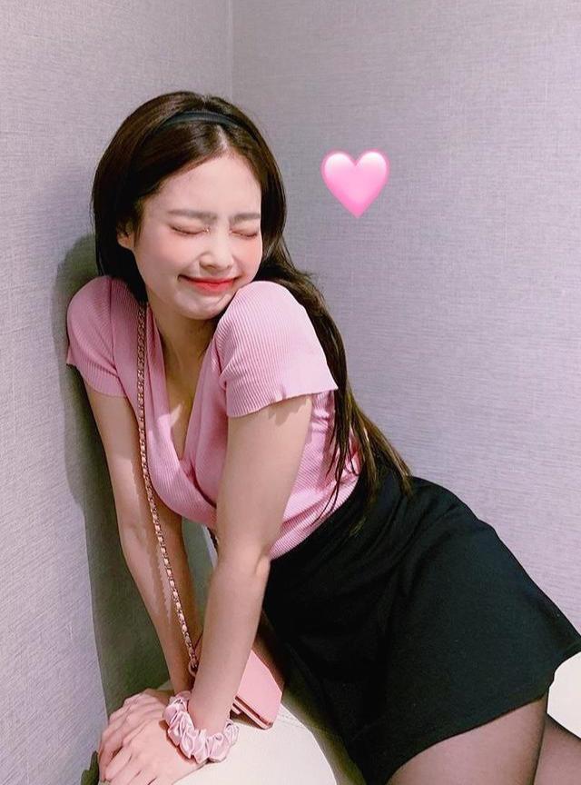 金智妮身材绝佳小姐姐的穿搭时而性感妩媚时而甜美可爱