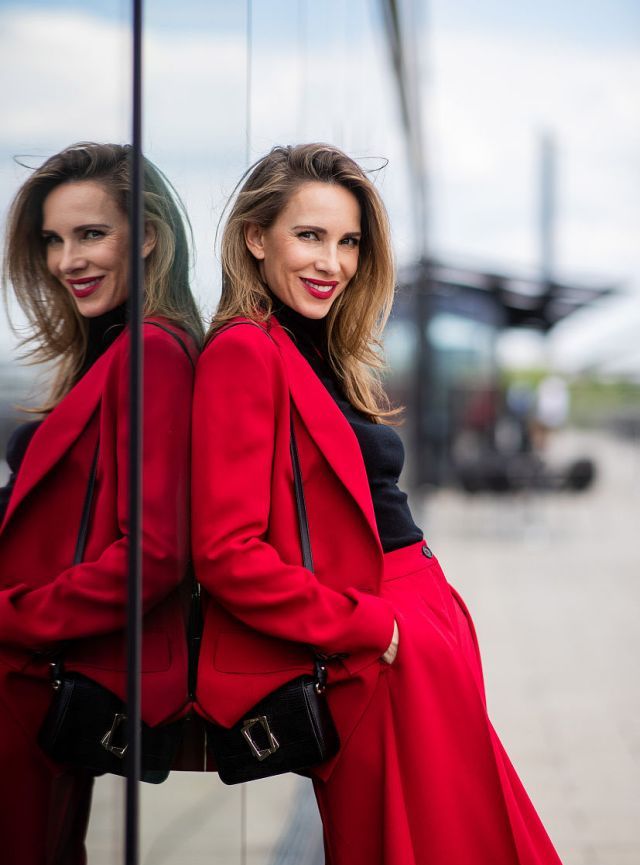 红黑配色永恒的经典 粗跟皮靴帅气潇洒