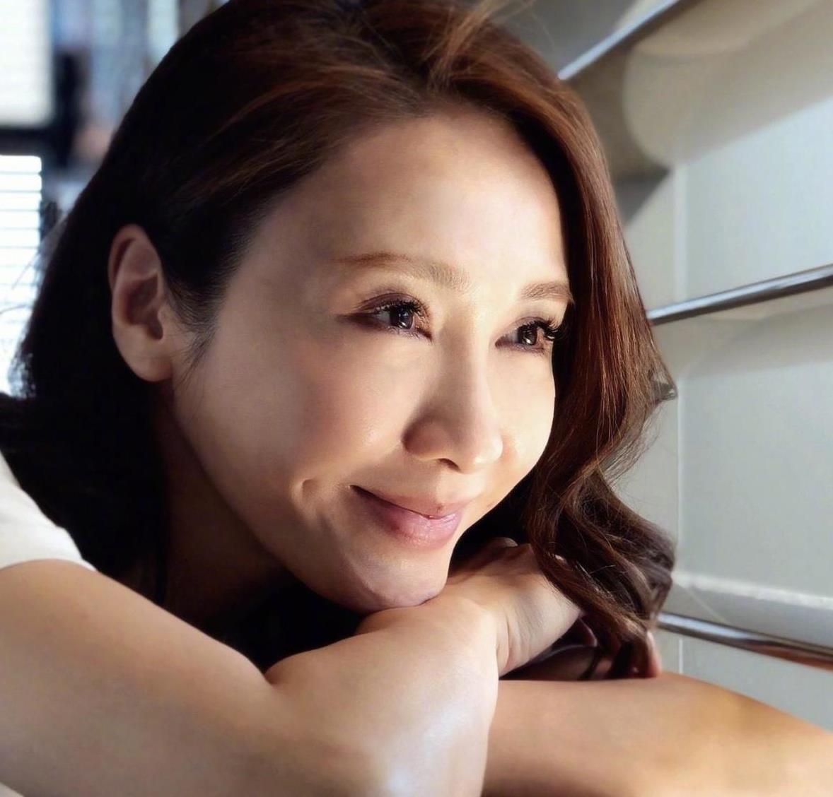 黎姿气质真好穿白t恤搭配牛仔裤很洋气看起来依旧是少女